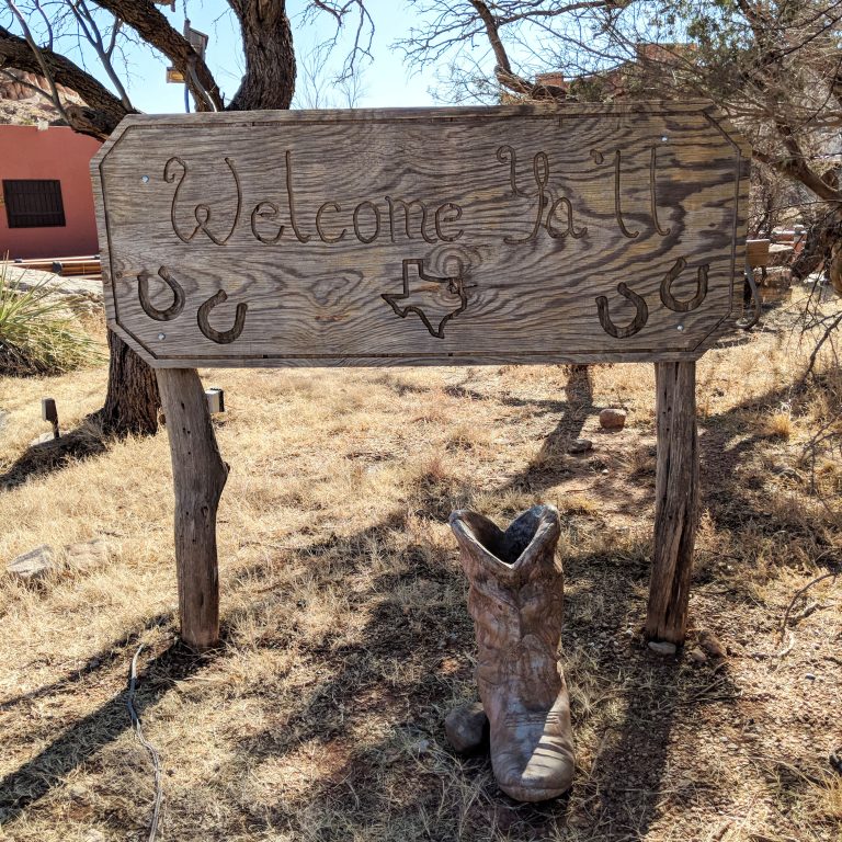 Wooden sign in Texas that says Welcome Ya'll