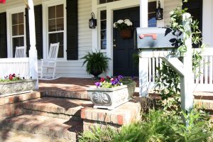 airbnb photos of front porch with mailbox